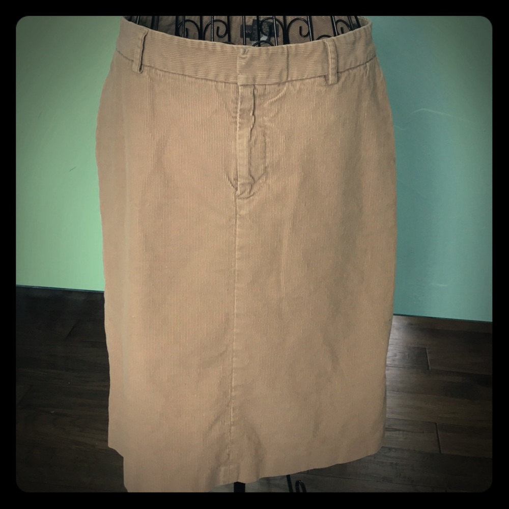 Tan corduroy pencils skirt.